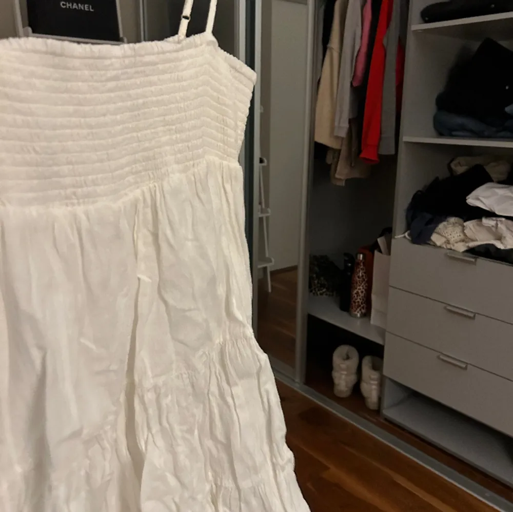somrig mini klänning från zara jätte bra skick 😇 det är en m men den är liten i storleken ☺️. Klänningar.