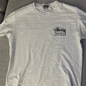 Stussy x Dover Street Market tee - Sjukt nice Stussy x DSM t-shirt som är sparsamt använd och i superbra skick. Köpt från DSM butiken i london