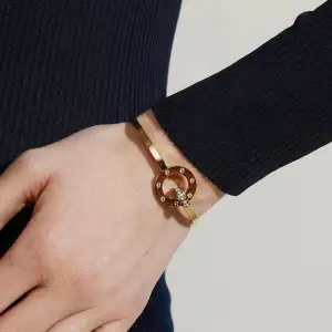 Ett jättefint elegant stelt armband från Edblad. Det är 14K guldplätering. Helt oanvänd och ordinarie pris 500kr