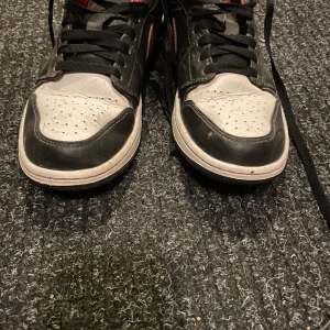 Jordan 1 low - Tjena säljer nu mina Jordan 1 low! Dem är lite creasade. Jag har använt dem Max 30 gånger. Det köptes våren 2023 och har använt dem sommaren 2023. Om ni vill ha fler bilder så skriv till mig. När ni köper skorna så kommer dem tvättade  Startbud:450 