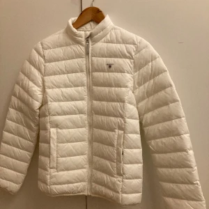 Gant Light Down Jacket Vit - Gant Light Down Jacket Vit Nyskick Strl 158-164 Nypris ca 1100