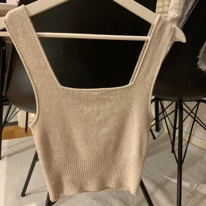 Finstickat linne - Jättefint finstickat linne i nyskick. Lite stort på mig, alltså liiite stor i storleken. 🤍 passar även s