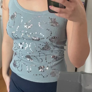 linne med paljetter  - säljer detta superfina linne med paljetter som formar små fjärilar!  passar mig som S/M  kan både mötas upp i stockholm eller frakta, köparen står för frakten💓 frågor eller fler bilder? kontakta mig via dm i plick 😊