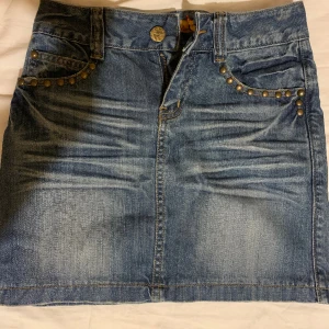 Jeanskjol  - En cool jeanskjol köpt secondhand, men aldrig använt själv! 💕