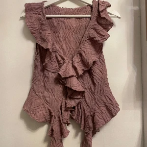 Zara topp - Säljer denna rosa/lila topp från Zara, använd endast 1 gång🤍 storlek M men skulle säga att den är som en S