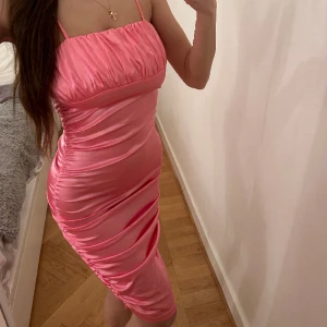 Rosa klänning / Satin - Rosa klänning från Booho, använd 1 gång🌸🌸🌸