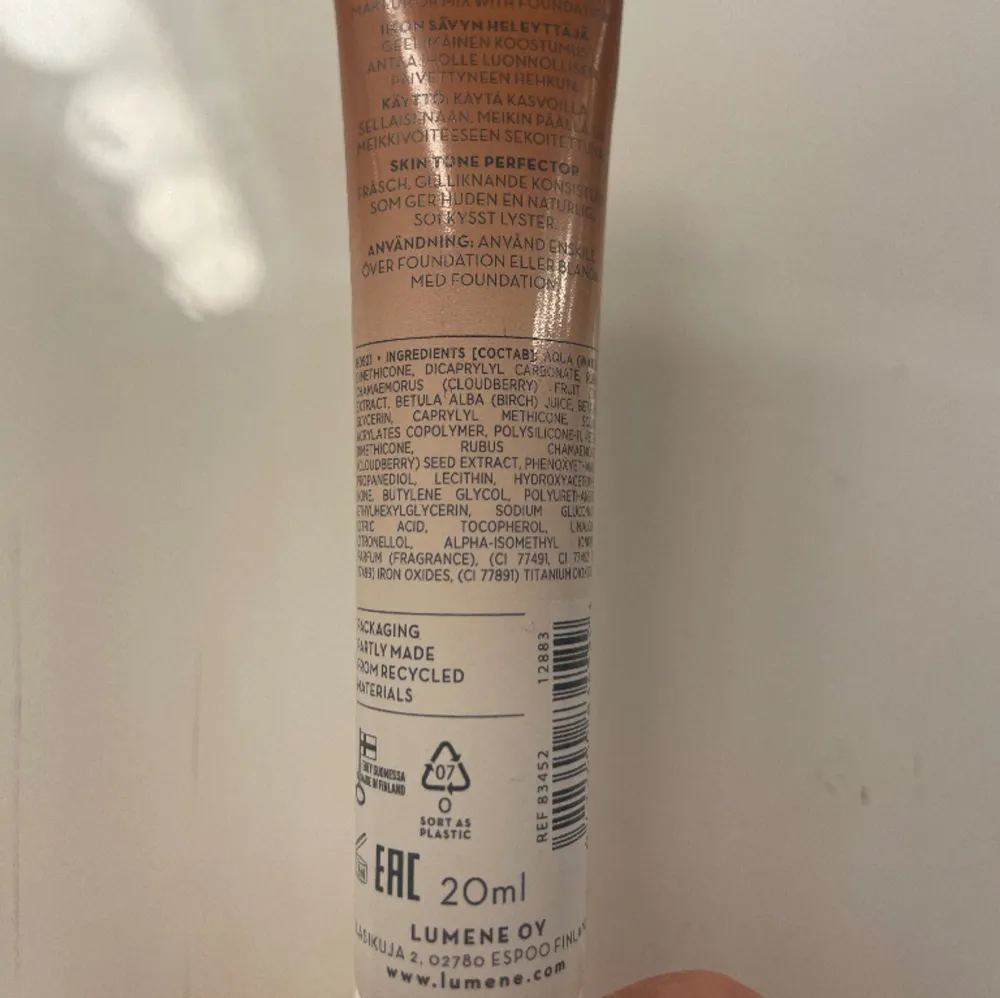 lumene skin tone perfector i färgen 2 perfect tan, knappt använd nypris ca 130kr💞. Asusteet.