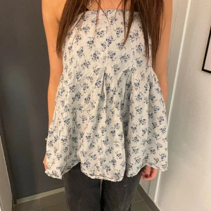 Blommig tubtopp  - Modell 175 cm. Hör av er vid frågor! 