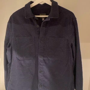 Marinblå Overshirt  - Marinblå overshirt i storlek M och nyskick (behövs strykas). Finns identisk i krämvit på min profil (1 för 199 eller båda för 299).