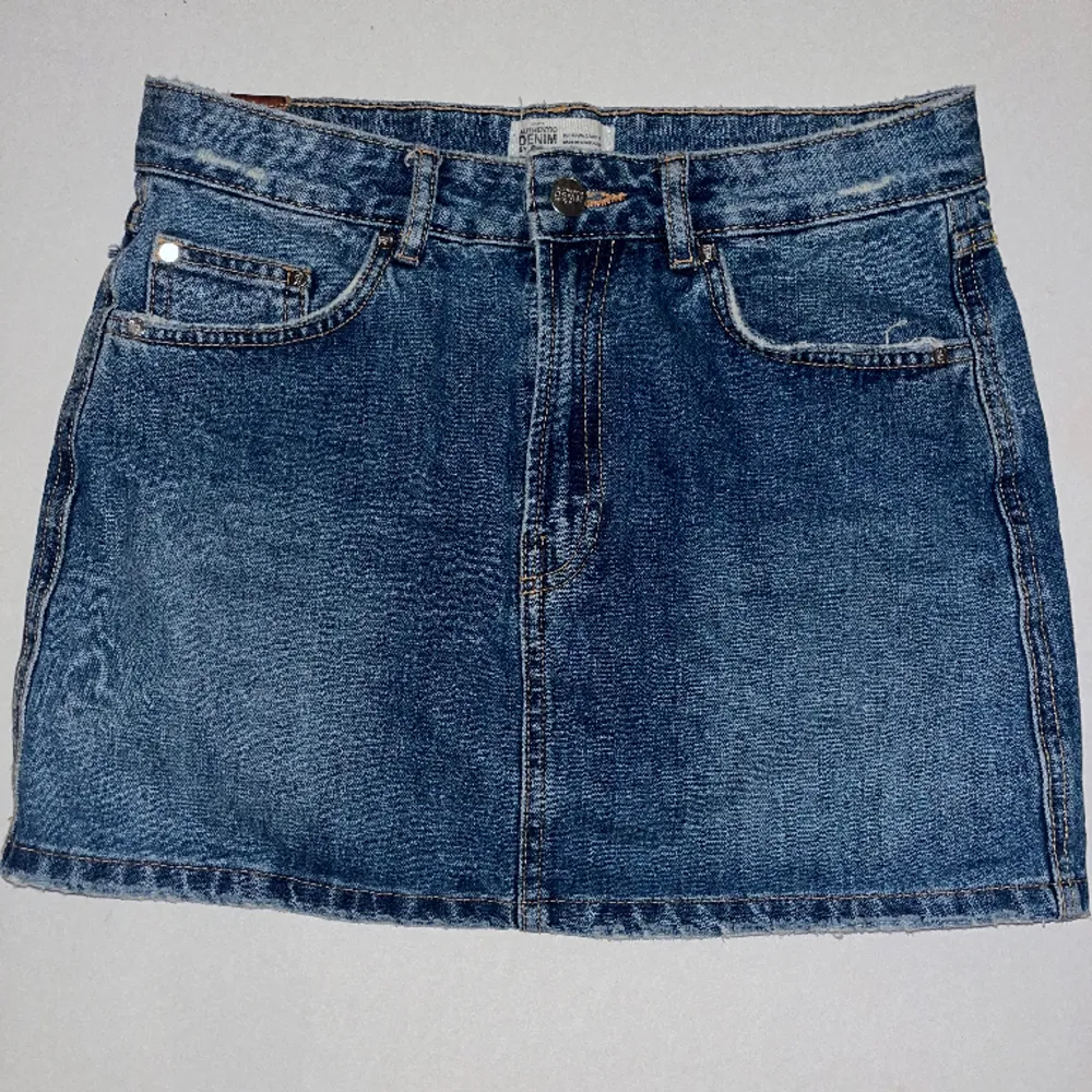 Säljer en kort blå jeanskjol som är perfekt inför sommaren. ☀️ Nästan i helt nytt skick!. Kjolar.