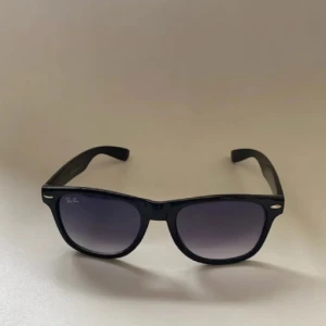 Raybans - Hej! Jag säljer ett par Feta ray bands vill sälja dem för jag har 2 stycken jag har använt dem 5 gånger. Pris kan diskuteras!