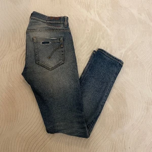Dondup jeans - Säljer nu dessa sjukt snygga jeans från Dondup som är i bra skick! Modellen heter George och jeansen är i storlek 31. Referens-modellen på bilden är 180 cm lång och väger 63kg! Hör gärna av er vid frågor eller funderingar😃