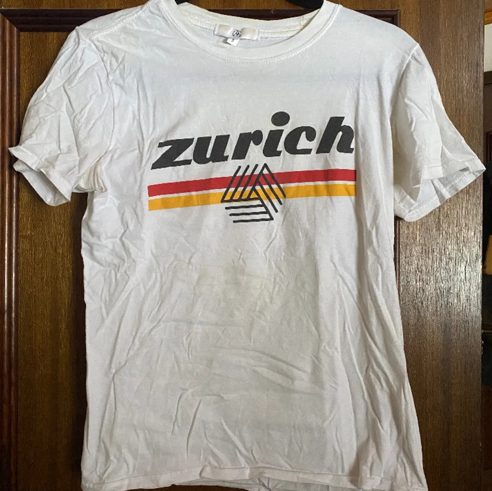 Super söt graphic t-shirt där det står Zurich vilket år en stad i Schweiz💕 Bekväm och luftig🫶🏼. T-shirts.