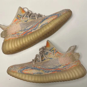 Yeezy 350 V2 - Säljer då de inte längre kommer till användning. Köpta från restocks.net Cond: 8/10 Bara att höra av sig för fler bilder eller andra funderingar!