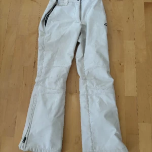 Skidbyxa - Mckinley skidbyxa Inte helt kritvita längre och behöver några stygn i grenen enligt bild.