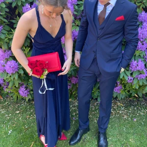 Balklänning - Oanvänd!!⚠️ Superfin balklänning med justerbara band där du knyter passformen helt själv. Säljer den ljusa pga att den är något för stor på mig men ser likadan ut som den jag har på mig. Finns flera olika sätt att knyta den på! 