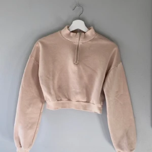 Tröja - Fin kort tröja, nästan oanvänd