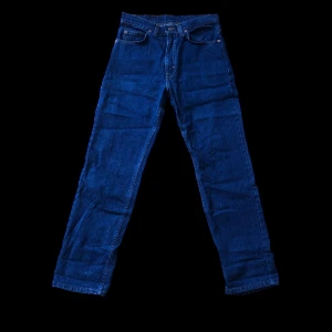 Orange Tab Levi’s 509 - Säljer ett par vintage Levi’s som är väldigt sällsynta i så här bra skick. De gjordes fram till 90-talet, då jag inte vet exakt årtal de här gjordes så erbjuder jag ett lägre pris. Straight men ändå lös och pösig fit. Passa på! Pris kan diskuteras