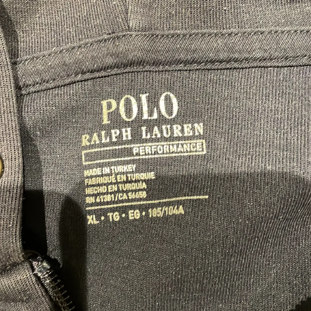 Ralph lauren zip, storlek XL. Köptes förra sommaren. Saknar snören. . Hoodies.