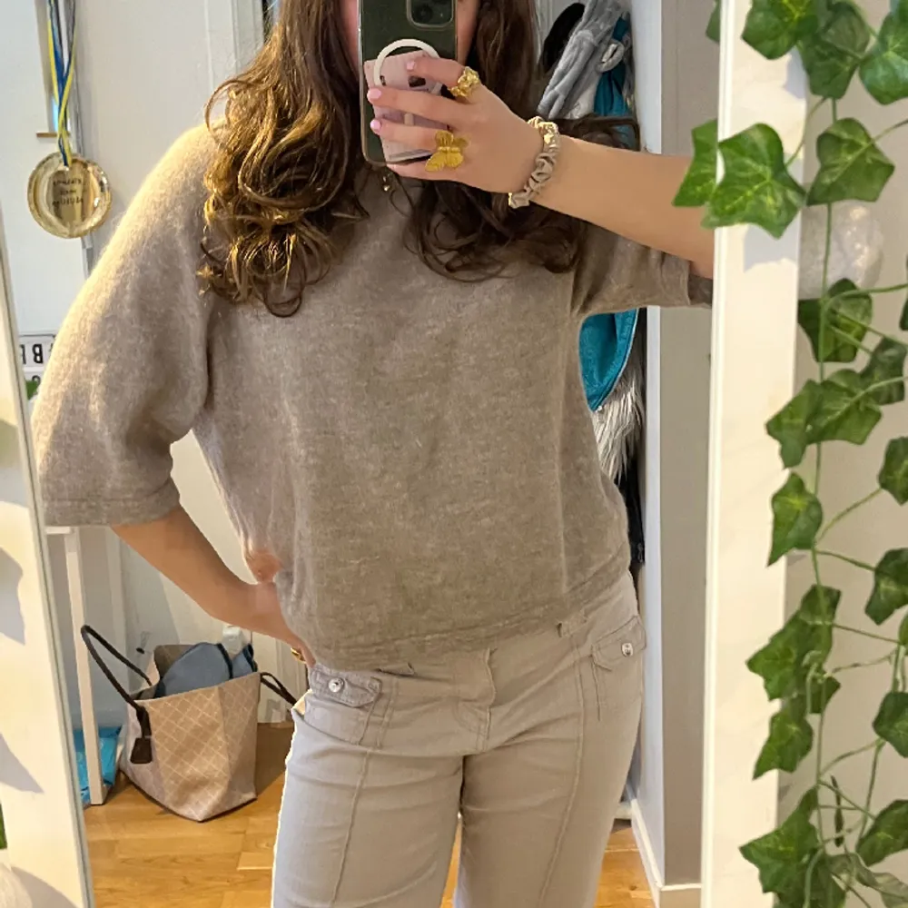 Säljer denna snygga och populära T shirten från &otherstories. Bra skick och passar till det mesta. Neuletakit & Villapaidat.