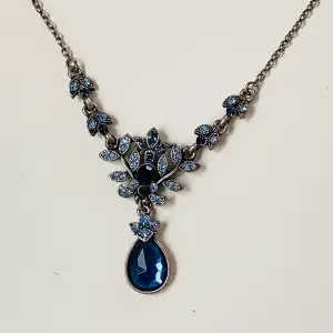 Vackert halsband med blå rhinestones  Okänt material 