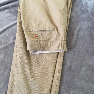 byxor  - säljer ett par dickies byxor då de inte passar.  Är 168 lång och de är aningen långa på mig.  Har storlek S i byxor men beroende på vilken fit man vill ha så skulle jag vilja säga de passar S/M, eventuellt L.  Om mått/ bilder önskas så löser jag det❤️‍🔥