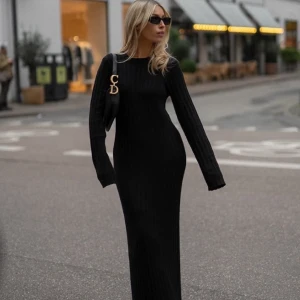 Klänning från nakd - Svart klänning från nakd som är oanvänd med etiketter på, säljer då jag glömt returnera den i tid.   Orginalpris: 599 kr