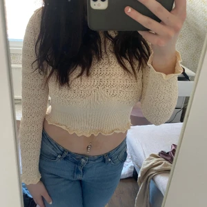 Beige tröja  - Så himla fin lättstickad tröja från zara. Så fina detaljer över hela tröjan! Knappt använd, så i mycket fint skick 💞 i storlek m men passar också bra på xs-s! 