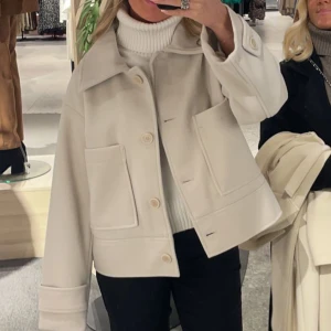 Kappa - Säljer denna beiga kappa från kappahl, den är i storlek M men sitter bra på mig som är en s🫶 450 + frakt