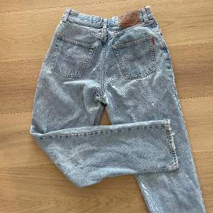 Super snygga vintage jeans. Med smittar ned till, tyvärr lite slitna vid skrevet men inget som syns därför säljer jag billigt. Jag är 1,65 cm lång, midjemåttet är 37 cm, innerbenslängden är 77 cm.