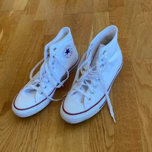 Vita Converse all star i storlek 40. Använda en gång. Mycket gott skick. Säljer då de tyvärr är för små för mig. Pris kan diskuteras.