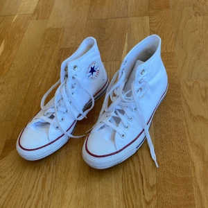 Converse all star - Vita Converse all star i storlek 40. Använda en gång. Mycket gott skick. Säljer då de tyvärr är för små för mig. Pris kan diskuteras.