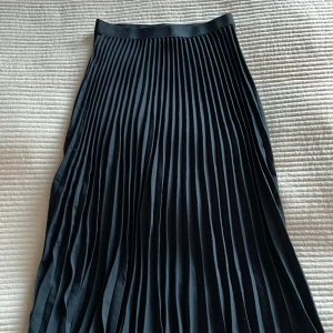 Veckad långkjol - Marinblå långkjol från HM. Endast använd 1 gång. 