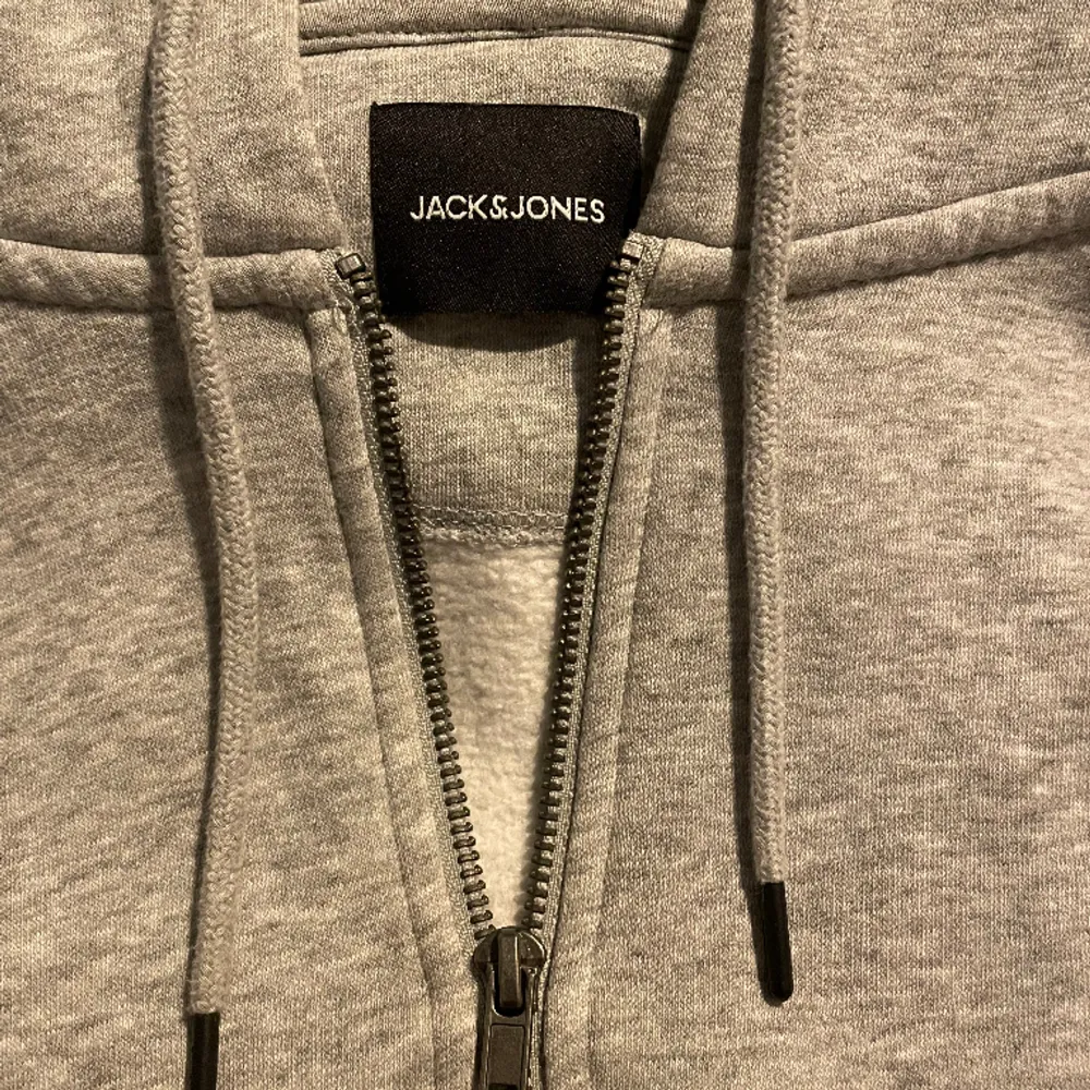 Säljer den här zip hoodien från Jack & Jones. Väldigt fint skick, använd max tio gånger. Storlek s. Säljer för 250kr🙌🏼. Hoodies.
