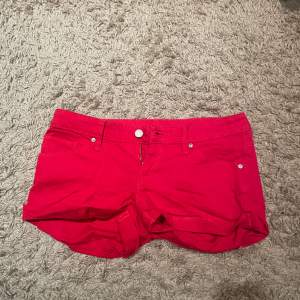 Shorts från Mango. Köp för 40kr eller köp 5 par shorts från mig för 150kr.