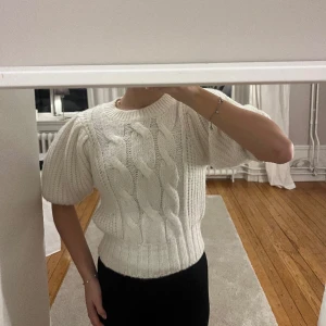 Stickad tröja med korta armar - Vit stickad tröja med korta armar från gina tricot. Använt sällan. 