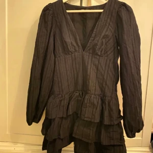 Zara klänning - Säljer denna superfina zara klänningen, perfekt nu inför studentskivor osv.❤️ (lånad bild) frakt tillkommer, inga defekter❤️