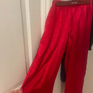Säljer mina söta pyjamas byxor från Victorias secret! De är i storlek S och 170! Säljer då de tyvärr är lite långa på mig som är 163!❤️köpta för 800