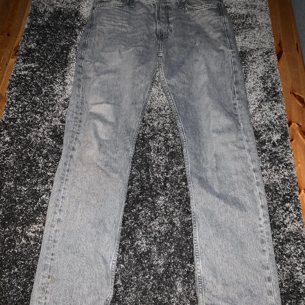 Säljer nu dessa populära jeans från Jack&Jones, riktigt snygga och passar till allt. Dem är i bra skick och i storlek 29/32.. Jeans & Byxor.