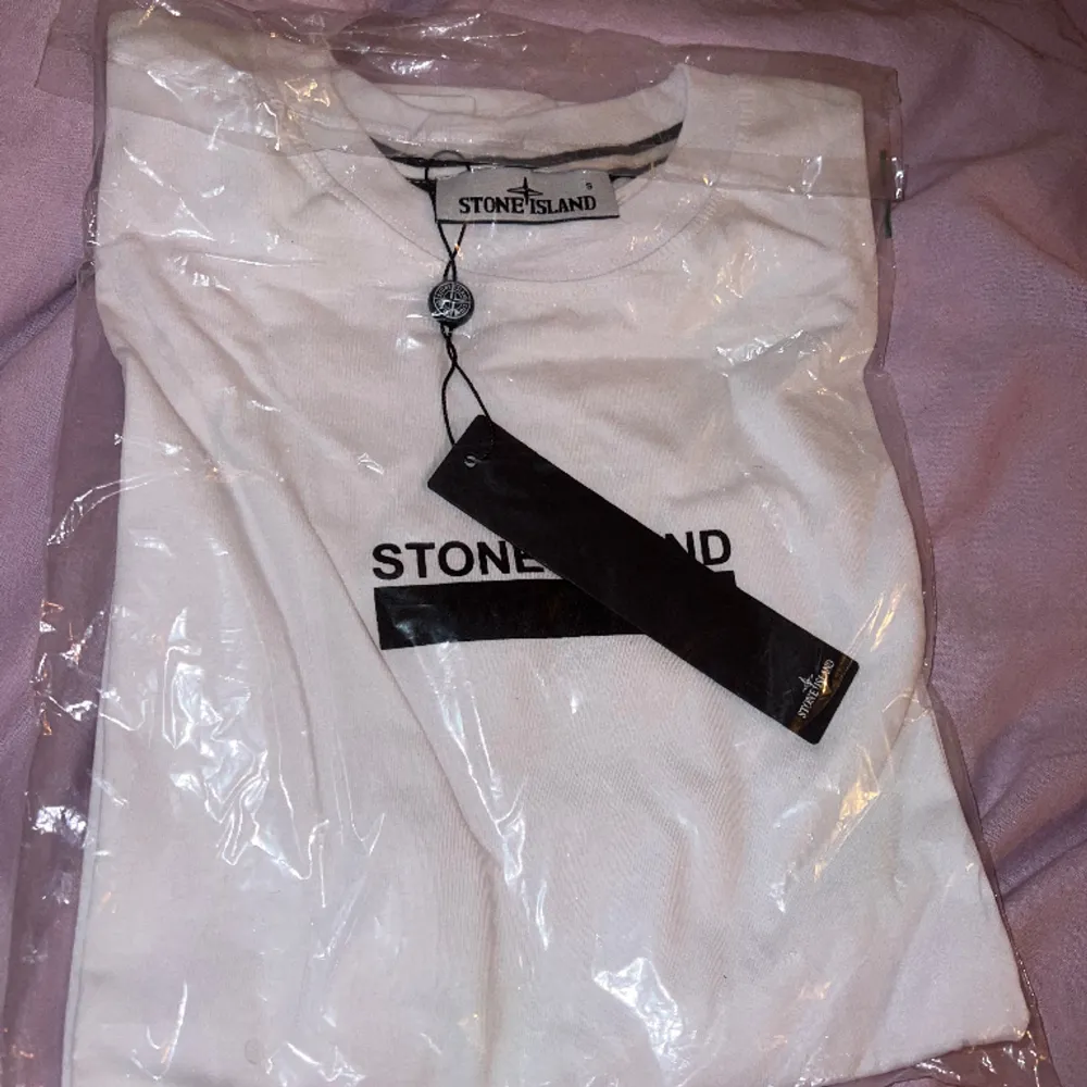 Oanvänd stone island tshirt i storlek S.. T-shirts.