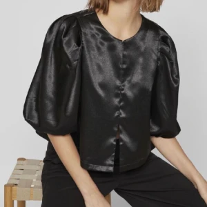 satin topp - Snygg topp❣️ Endast använd en gång så i jättebra skick❤️