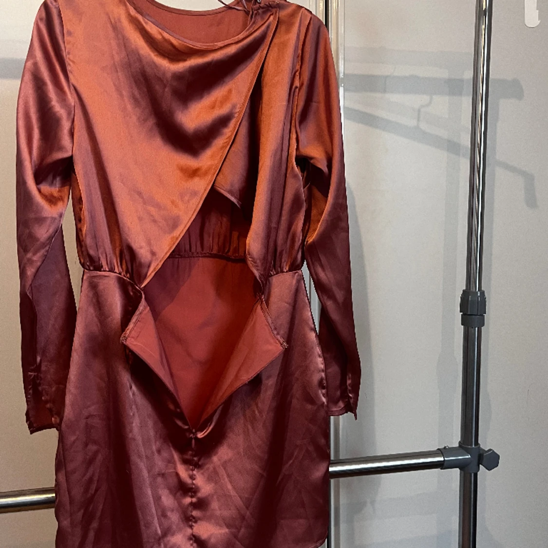 Superfin klänning- öppen rygg  - 90