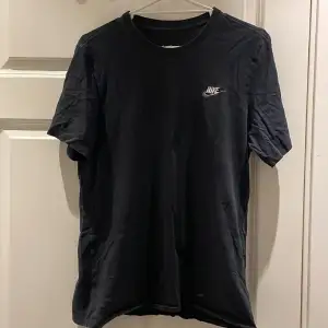 Jätte fin svart Nike T-shirt som aldrig varit använd förut. Perfekt skick. 