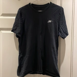 Black Nike tee - Jätte fin svart Nike T-shirt som aldrig varit använd förut. Perfekt skick. 
