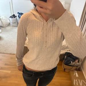 Stickad hoodie - Jättefin beige stickad hoodie i mycket bra skick. 