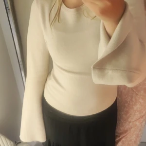 Fin tröja  - Snygg tröja från new Yorker med utsvängda armar  Använd fåtal gånger, börjar bli lite smått nopprig