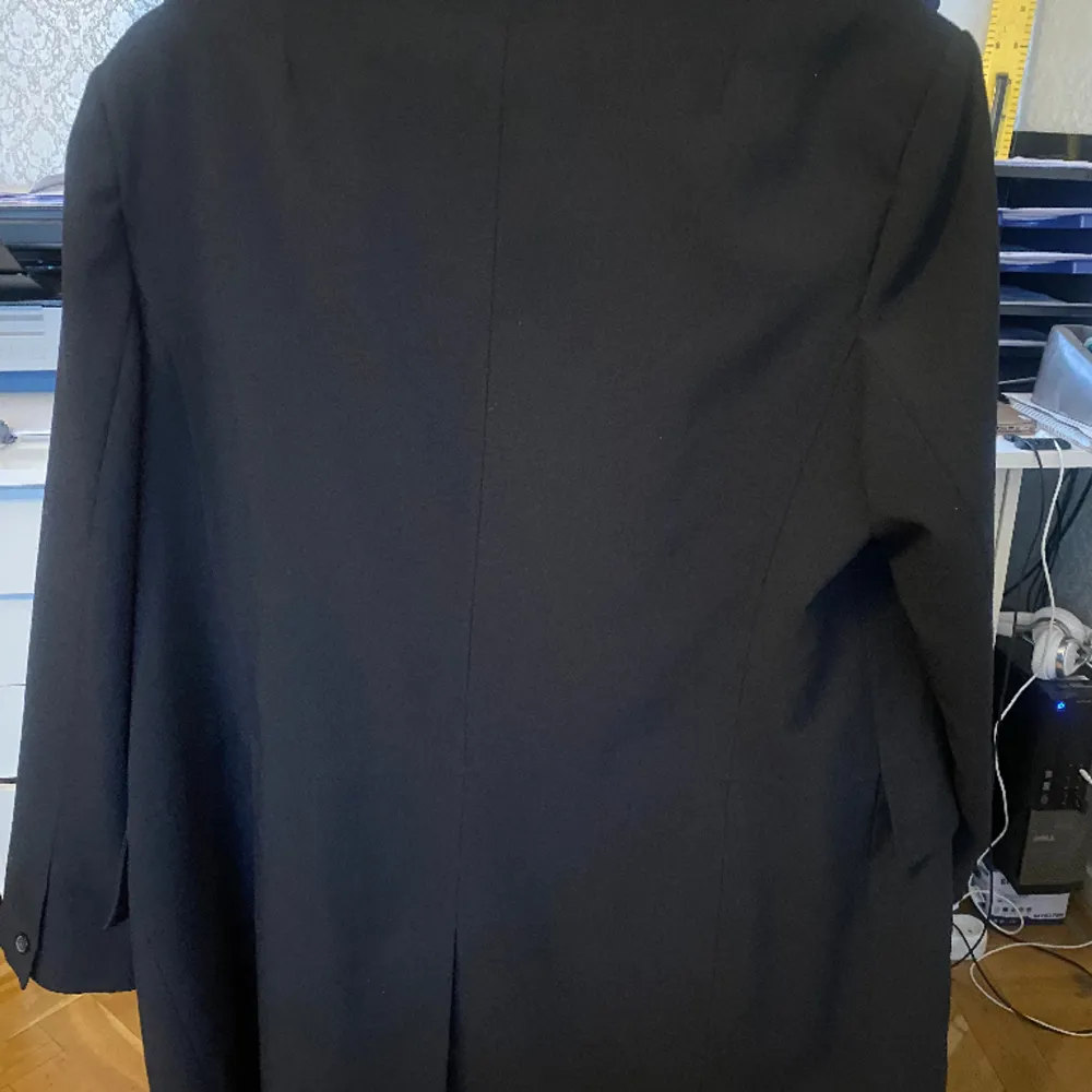 A black vintage blazer from Lindex in size 48. It’s in very good shape and is oversize so will fit most people!. Kostymer.