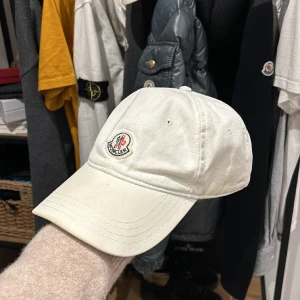 Moncler keps - Moncler Berretto keps i bra skick, Onesize med justerbart spänne baktill. Nypris 2100kr mitt pris 600kr men tar emot bud. Bara att skriva vid frågor eller funderingar, över 50 refs finns!