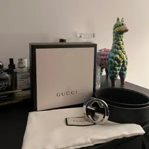 Gucci bälte i nyskick!  Nypris 4.400kr!Äkta såklart, Kommer med komplett låda  Inget kvitto kvar tyvärr 