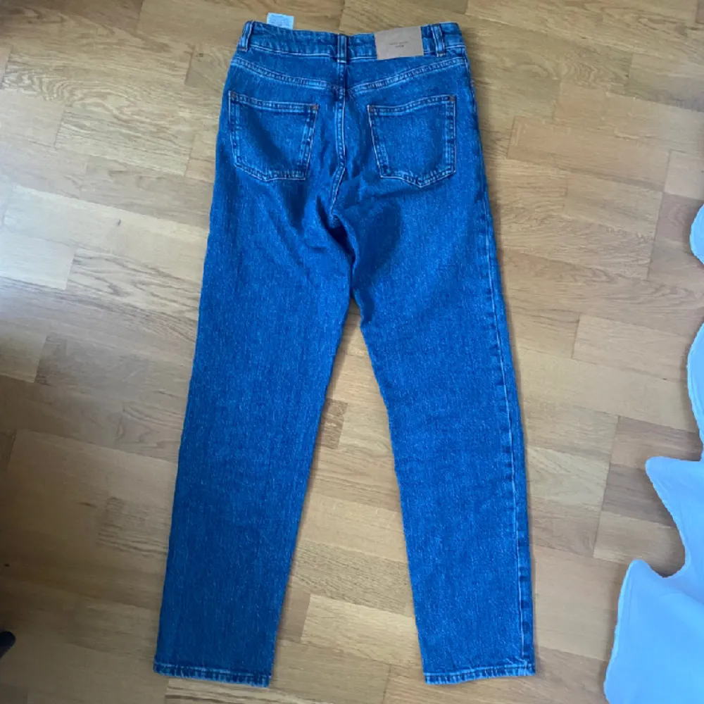 säljer ett par mörkblå jeans❣️ de är raka o modellen och kommer från vero moda . Jeans & Byxor.